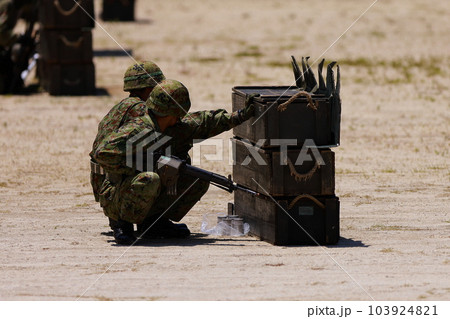 銃を撃つ自衛隊 103924821