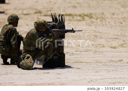 銃を撃つ自衛隊 103924827