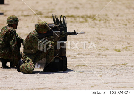 銃を撃つ自衛隊 銃を撃つ自衛隊 103924828