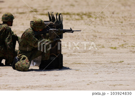 銃を撃つ自衛隊 銃を撃つ自衛隊 103924830