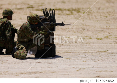 銃を撃つ自衛隊 103924832