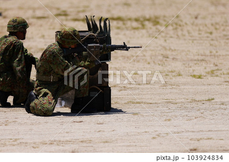 銃を撃つ自衛隊 103924834