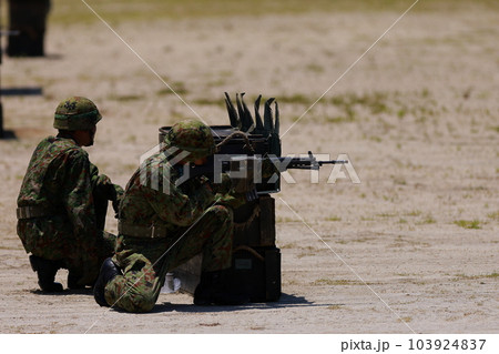 銃を撃つ自衛隊 103924837