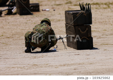 銃を整備する自衛隊 103925002