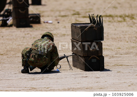 銃を整備する自衛隊 銃を整備する自衛隊 103925006