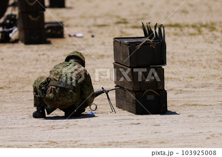 銃を整備する自衛隊 銃を整備する自衛隊 103925008