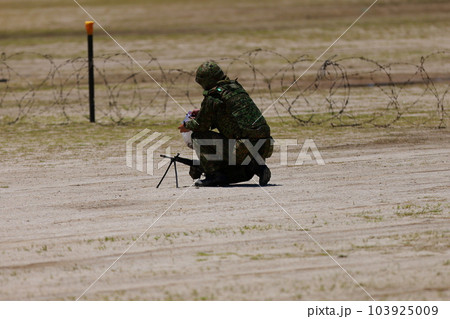 銃を整備する自衛隊 銃を整備する自衛隊 103925009