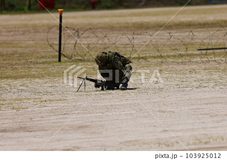 銃を整備する自衛隊 103925012