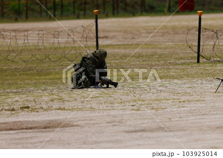 銃を整備する自衛隊 103925014