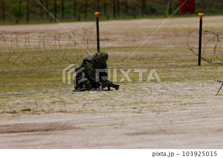 銃を整備する自衛隊 103925015