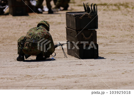 銃を整備する自衛隊 銃を整備する自衛隊 103925018