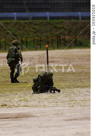 銃を整備する自衛隊 103925019