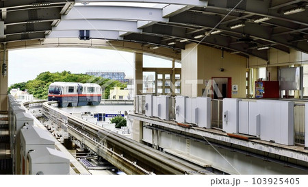 首里駅に到着する沖縄都市モノレールゆいレール 103925405