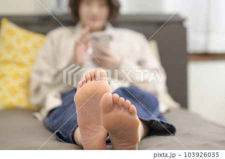 ベッドでスマホを見る若い女性 ベッドでスマホを見る若い女性 103926035