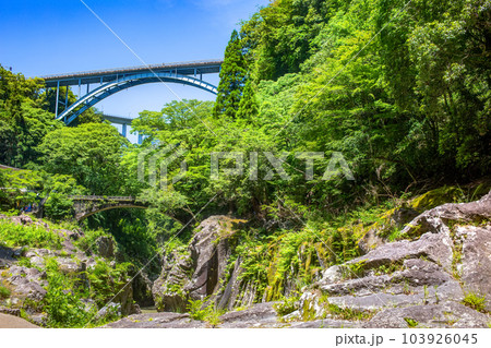 新緑の高千穂峡三橋 新緑の高千穂峡三橋 103926045