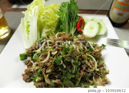 ラオスで一般的な、ラープ(ひき肉料理) ラオスで一般的な、ラープ(ひき肉料理) 103926612