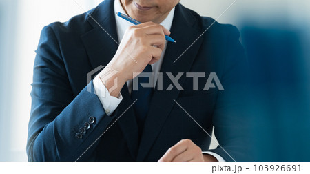 悩むビジネスマン 悩むビジネスマン 103926691