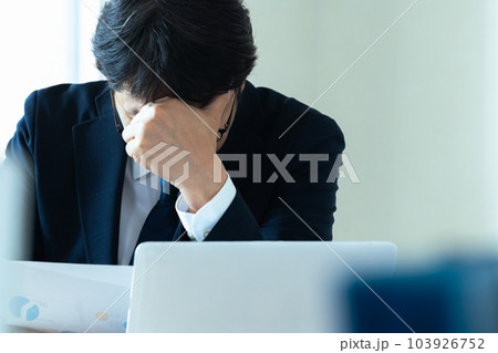 悩むビジネスマン 103926752