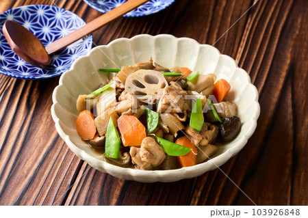 器に盛り付けた筑前煮 103926848