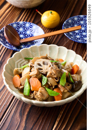 器に盛り付けた筑前煮 103926849