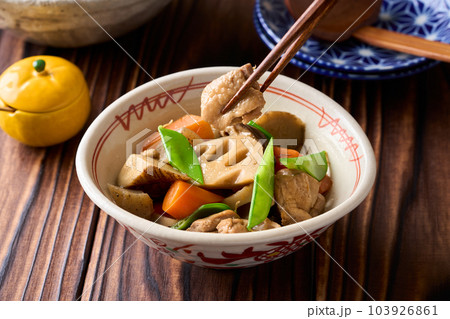 器に盛り付けた筑前煮 103926861