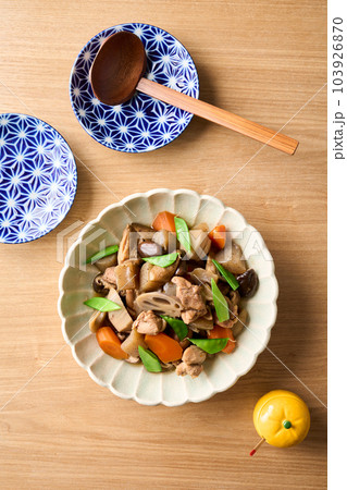 器に盛り付けた筑前煮 器に盛り付けた筑前煮 103926870