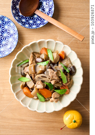 器に盛り付けた筑前煮 器に盛り付けた筑前煮 103926871