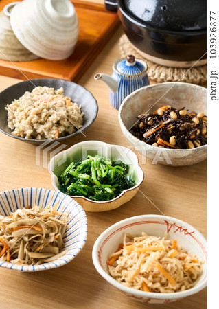 色々な和食の惣菜　 103926877