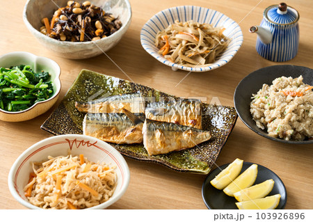 色々な和食の惣菜　 103926896
