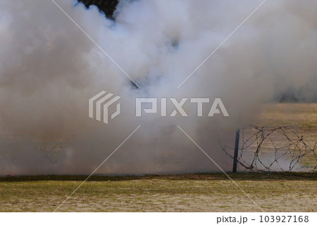 軍事演習の爆発 軍事演習の爆発 103927168