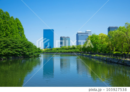 大阪城公園　濠　船　若葉に新緑　青もみじ 103927538