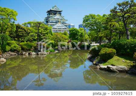 水面に映える大阪城　大阪城公園　若葉に新緑　青もみじ 103927615