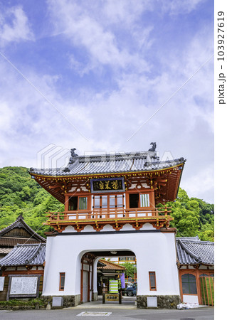 釘を一本も使っていない独創的な建築物　武雄温泉楼門（佐賀県武雄市） 103927619