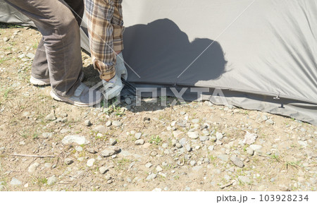 【中津川河川敷でオートキャンプ テントスカート部分のペグを抜き撤収準備】 【中津川河川敷でオートキャンプ テントスカート部分のペグを抜き撤収準備】 103928234