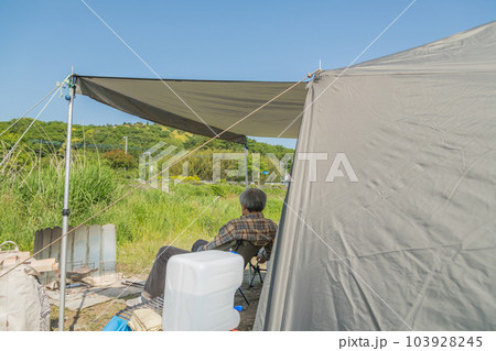 【中津川河川敷でオートキャンプ　キャノピーの下でのんびりするミドルキャンパー】 103928245