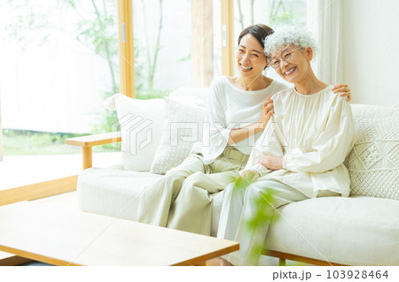 リビング　家族　ミドル　シニア女性　 103928464