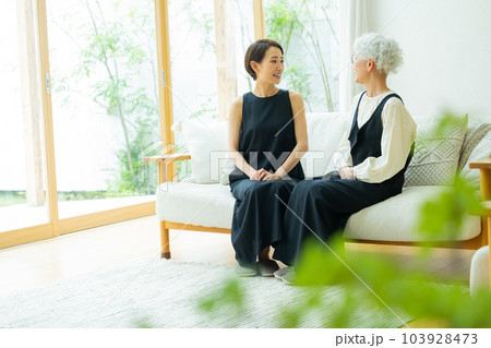 リビング　家族　ミドル　シニア女性　 103928473