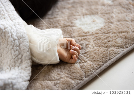 リビングでお昼寝中の幼児の右手 リビングでお昼寝中の幼児の右手 103928531