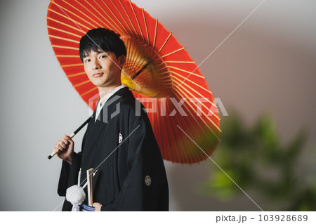 紋付袴の男性 番傘 紋付袴の男性 番傘 103928689