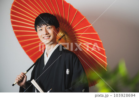紋付袴の男性　番傘　 103928694