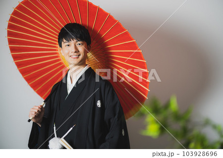 紋付袴の男性　番傘　 103928696
