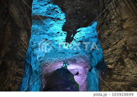 コロンビア シパキラの塩の教会の天使と影 103928699