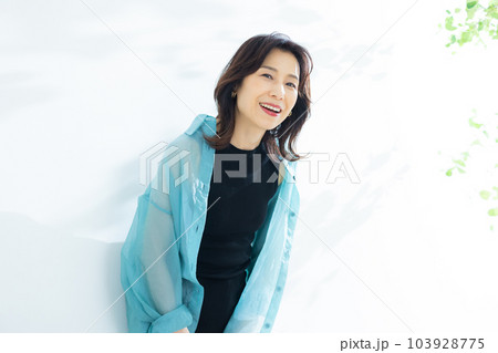 50代女性 50代女性 103928775