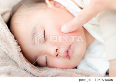 眠っている赤ちゃんのほっぺ 眠っている赤ちゃんのほっぺ 103928880