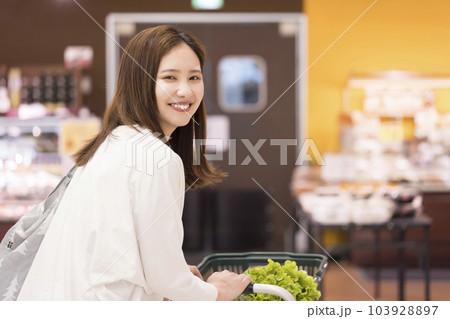 スーパーで買い物をする若い女性 103928897