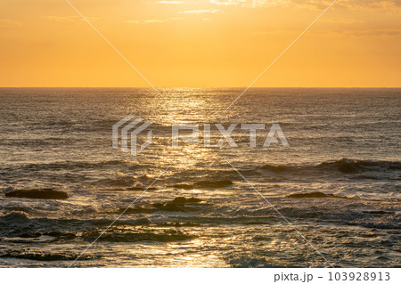 太陽に照らされ輝く海（自然イメージ） 103928913