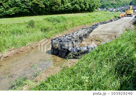 水害で崩れた河川の法面修復工事 103929240