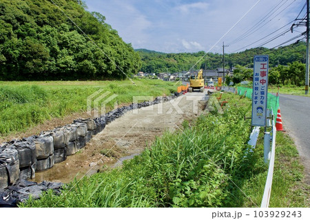 水害で崩れた河川の法面修復工事 103929243