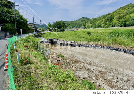 水害で崩れた河川の法面修復工事 水害で崩れた河川の法面修復工事 103929245
