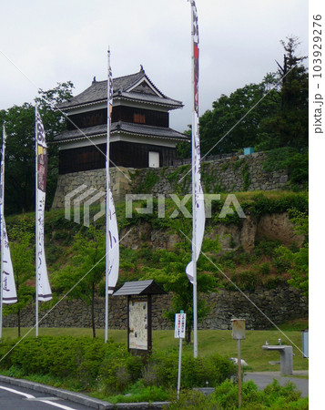 幟旗と現存する西櫓【上田城跡】長野県上田市 幟旗と現存する西櫓【上田城跡】長野県上田市 103929276